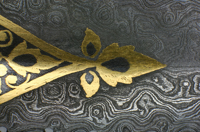 Dieser prachtvolle Dolch mit
Damaszenerstahlklinge stammt aus
Mughal in Indien und wurde 1585
hergestellt. Er ist an der Spitze
verdickt, damit er auch R&uuml;stungen
durchdringen kann. Smaragde und
Rubine zieren das goldene Heft.

Quelle: 'Spektrum der Wissenschaft' 10/01